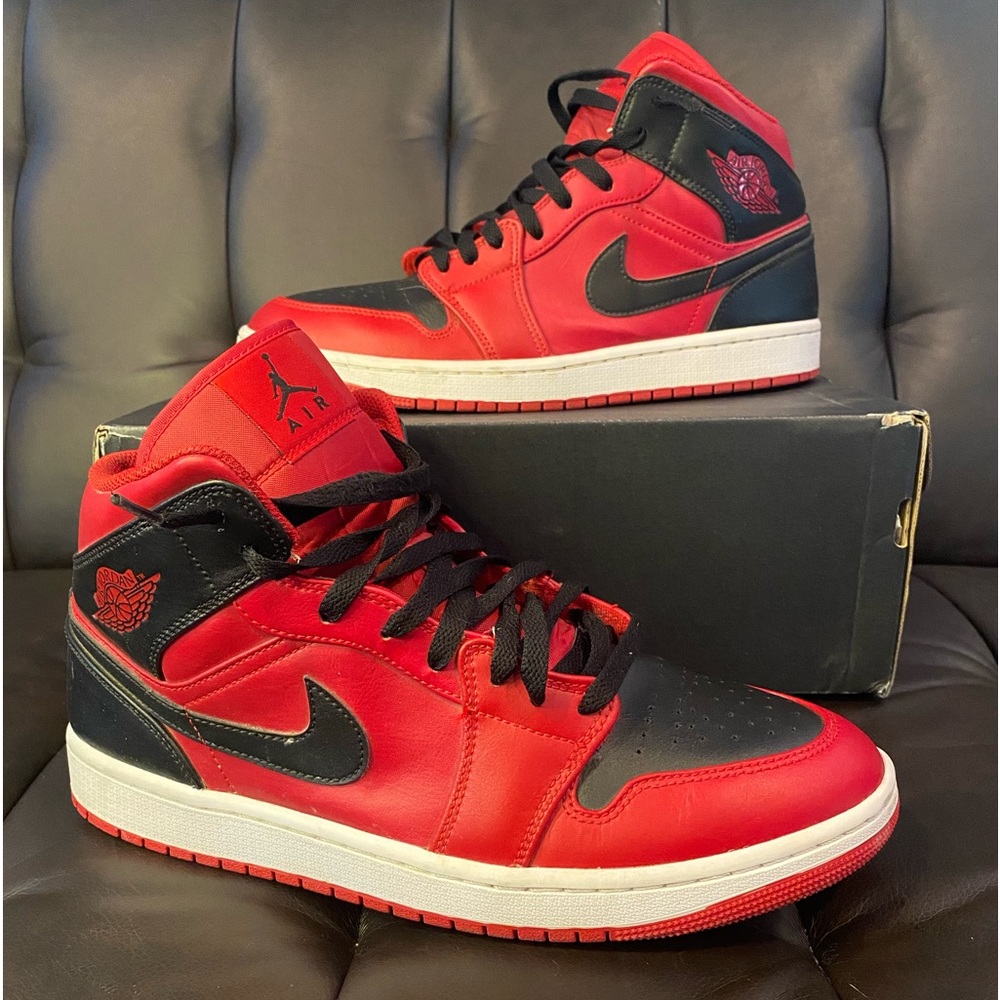 Air Jordan 1 Mid Reverse Bred
